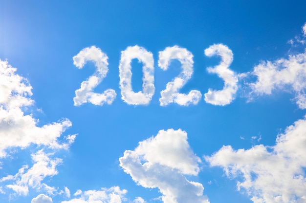 2023 Jahr auf einem blauen Wolkenhimmel geschrieben Konzept des guten Rutsch ins Neue Jahr