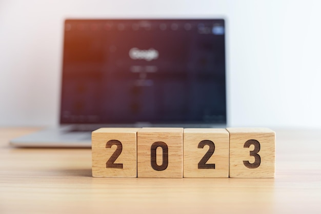 2023 Jahresblock vor Computer-Laptop-Hintergrund Ziel Zielauflösung Strategieplan Finanzbudget Motivation und Startkonzepte für das neue Jahr