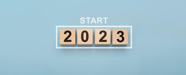 2023 Neujahrsanfang Neues Jahr 2023 mit Holzwürfel im Fortschrittsbalken kreativer Hintergrund für das neue Jahr Beginn des neuen Jahres 2023 Konzeptziel Aktionsplan Strategie Neujahrsgeschäftsvision
