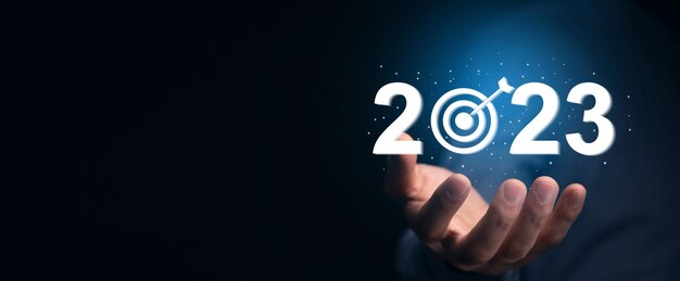 2023 und Zielsymbol auf dem virtuellen Bildschirm