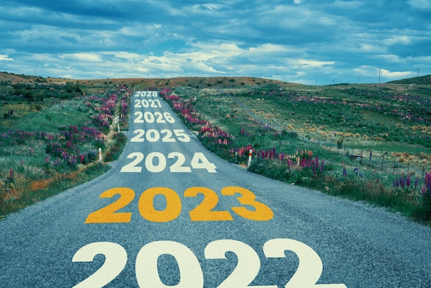 Foto 2023 - viagem por estrada de ano novo e conceito de visão futura - paisagem natural com estrada de auto-estrada levando à celebração feliz do ano novo no início de 2023 para um novo e bem sucedido começo