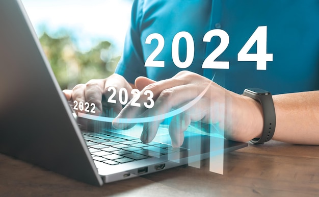 2024 año nuevo Éxito empresarial y crecimiento de la inversión en 2024 años mano de hombre usando una computadora portátil con gráfico de crecimiento virtual diagrama de gráfico inversión en el mercado de valores comercio de tecnología digital