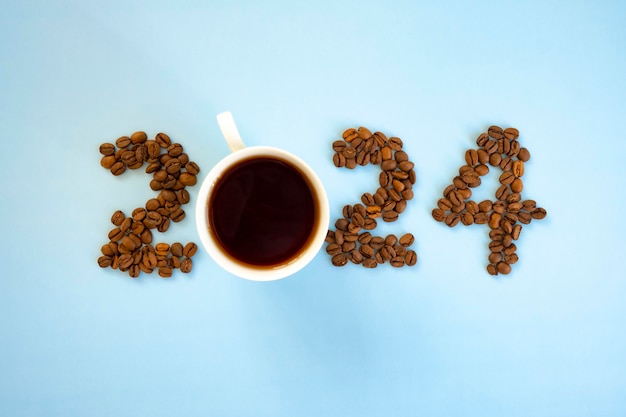 2024 número hecho de granos de café y una taza de café Feliz año nuevo y Feliz Navidad