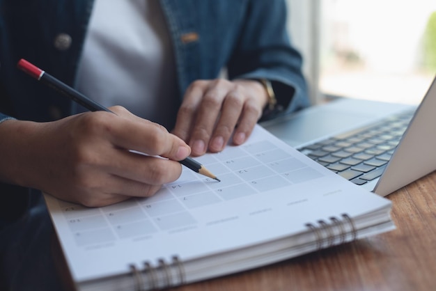 2024 Veranstaltungsplaner Zeitplan Tagesordnung Planung auf Zeitplan Veranstaltung Geschäftsfrau Prüfung Planer Notierung auf Kalender Schreibtisch auf Bürotisch Kalender Veranstaltungsplan Arbeitsplanung