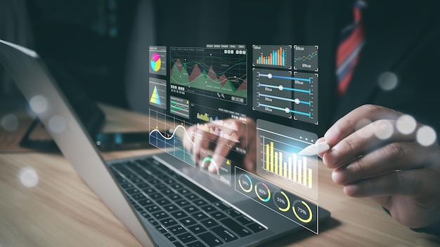 2025 Graph-Analyst arbeitet mit Business Concept Digital Transformation Technologie Strategie Analytics und Data Management System auf dem Computer erstellen Sie einen Bericht mit KPI verbunden mit der Datenbank