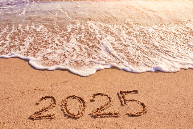 2025 Jahr Zeichnung am Sandstrand Meer an einem sonnigen Tag