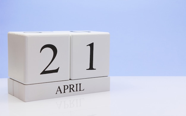21 de abril. Día 21 del mes, calendario diario sobre mesa blanca con reflexión.