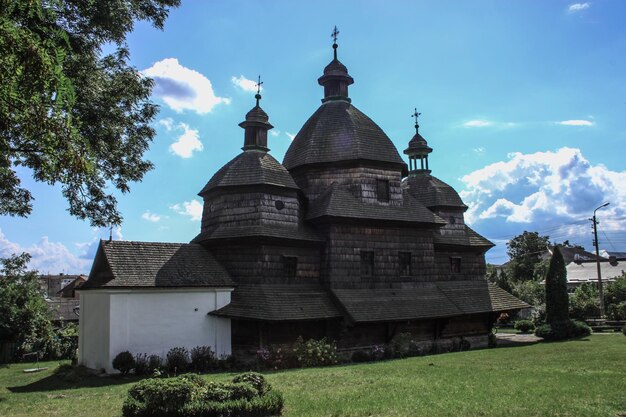 Foto 21 de agosto de 2014 - zhovkva ucrânia, monumento arquitetônico antiga igreja de madeira igreja ortodoxa