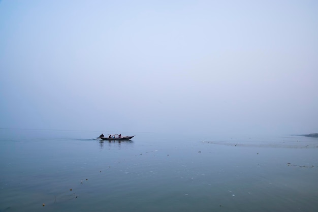 21. Januar 2023 Traditionelles Fischerboot im Fluss Padma Bangladesch