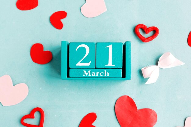 Foto 21 de marzo calendario de cubo azul con fecha del mes en fondo azul pastel