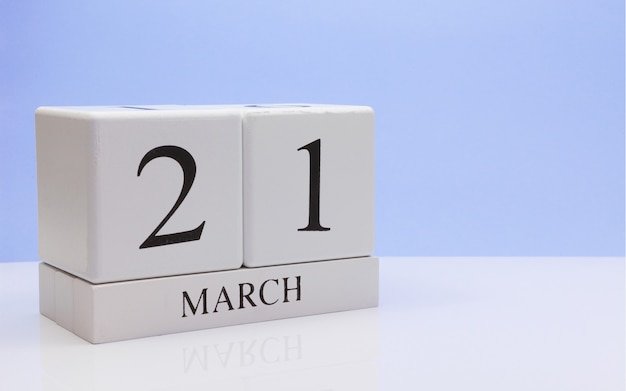 21 de marzo. Día 21 del mes, calendario diario sobre mesa blanca.