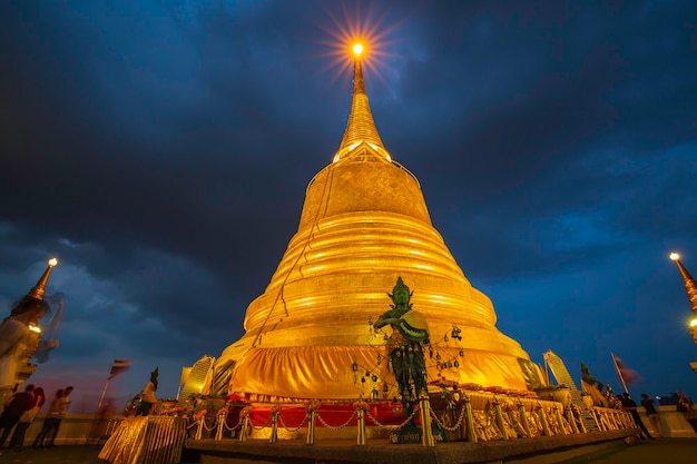 21 de octubre de 2019 Bangkok, Tailandia Twilight Golden pagoda Mountain Temple, el destino turístico más famoso de Bangkok, Tailandia