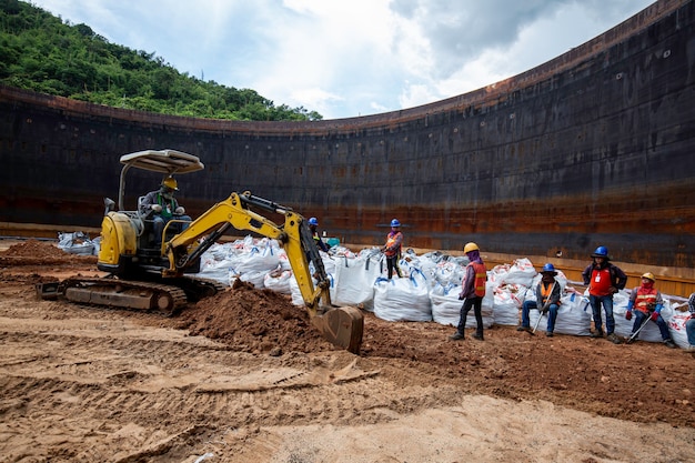 21. September 2020 Chonburi, Thailand Gruppe von Arbeitern und Bauingenieuren Ausgrabung am Bodentanköl