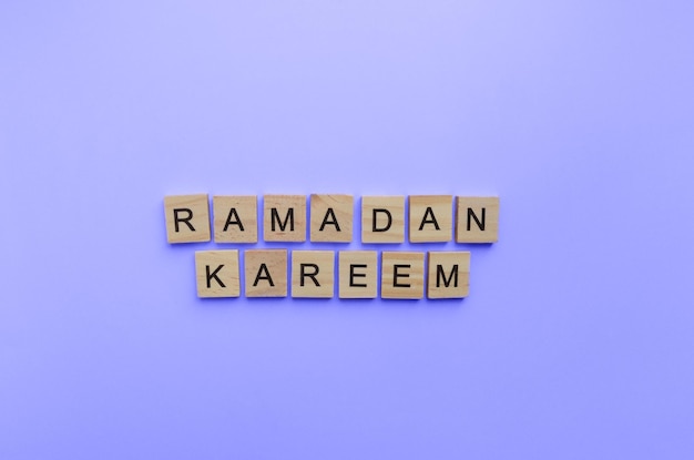 Foto 22. märz 21. april ramadan ein minimalistisches banner mit einer inschrift in hölzernen buchstaben