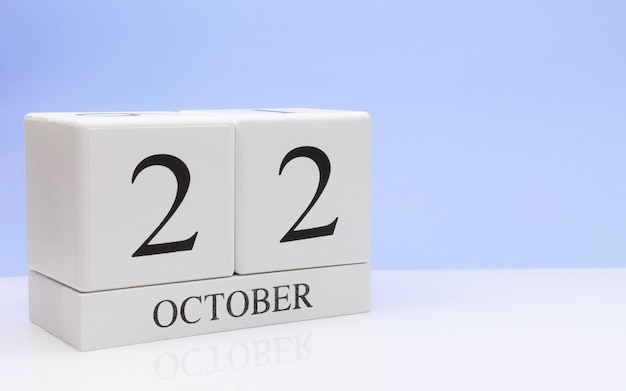 22 de octubre. Día 22 del mes, calendario diario sobre mesa blanca.