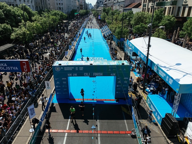 23 de abril de 2023 Belgrado Serbia Foto aérea de personas corriendo un maratón en la ciudad desde arriba