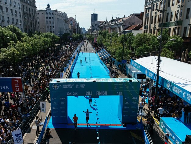 23. April 2023 Belgrad Serbien Aufnahme einer Gruppe junger Männer, die einen Marathon laufen. Luftdrohnenfoto