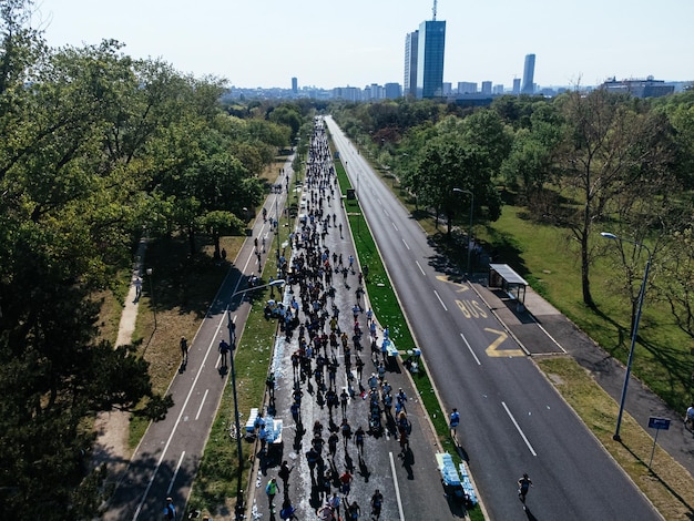 23 de abril de 2023 Belgrado, Sérvia Foto de um grupo de jovens correndo uma maratona Foto aérea de um drone