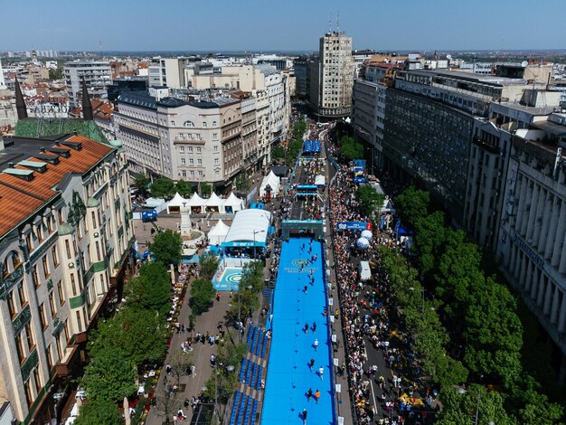 23 de abril de 2023 Belgrado, Sérvia Foto de um grupo de jovens correndo uma maratona Foto aérea de um drone