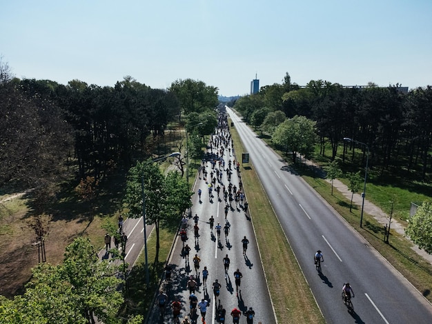 23 de abril de 2023 Belgrado Sérvia Vista aérea de drones de pessoas correndo uma maratona na cidade De cima