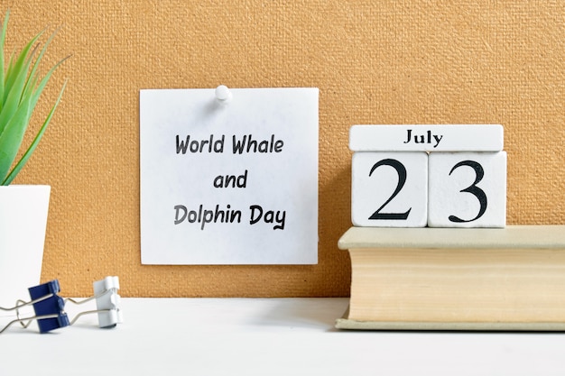 23 de julio Día Mundial de las Ballenas y los Delfines - concepto de calendario mes veintitrés días en bloques de madera.