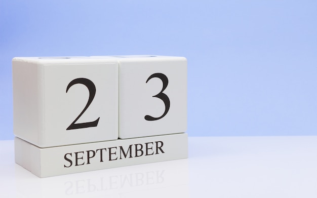 23 de septiembre. Día 23 del mes, calendario diario sobre mesa blanca con reflexión.