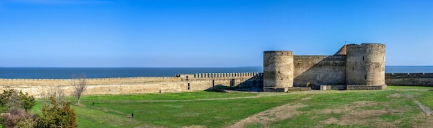 24.04.2021. Bilhorod-Dnistrovskyi o Akkerman fortaleza, región de Odessa, Ucrania, en una soleada mañana de primavera