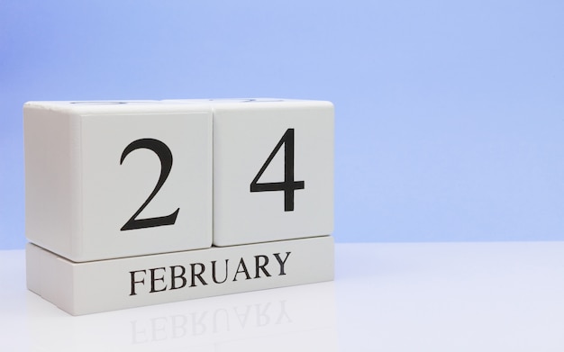 24 de febrero. Día 24 del mes, calendario diario sobre mesa blanca.