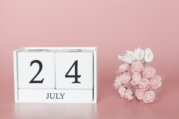 24 de julio. Día 24 del mes. Calendario cubo en rosa moderno