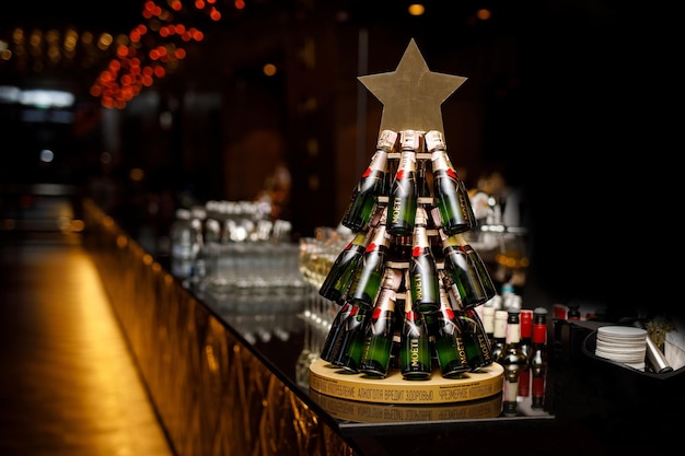 241219 Minsk Bielorrússia Garrafas de champanhe Moet na forma de uma árvore de Natal