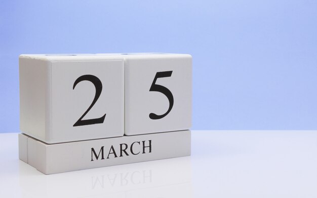 25 de março. Dia 25 do mês, calendário diário na mesa branca.