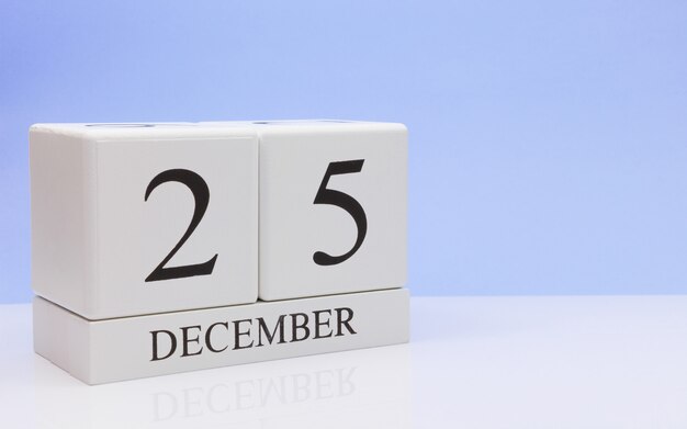 25 de diciembre. Día 25 del mes, calendario diario sobre mesa blanca.