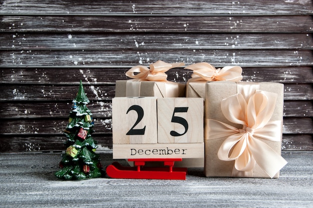 25 de diciembre con regalo y decoración navideña