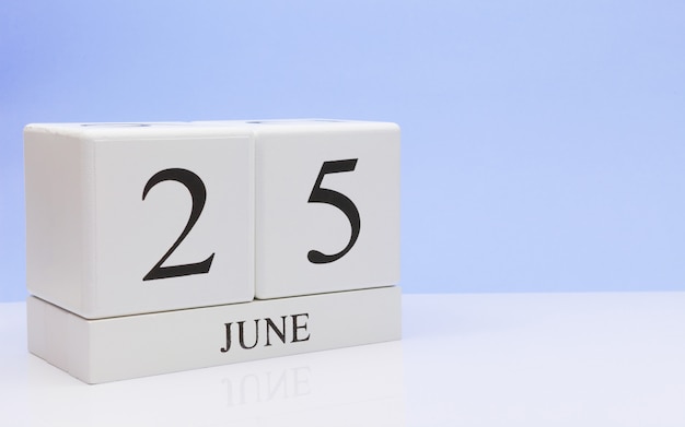 25 de junio. Día 25 del mes, calendario diario sobre mesa blanca.