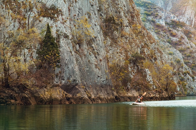 26 de abril de 2021, Macedonia del Norte, Matka Canyon a la derecha de los turistas a lo largo del río en kayak