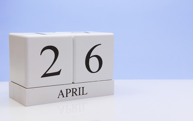 26 de abril. Día 26 del mes, calendario diario sobre mesa blanca con reflexión.