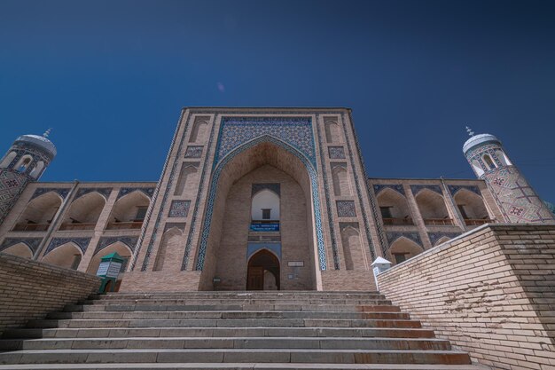 Foto 26 de junho de 2023 tashkent uzbekistão a praça chorsu junto com a madrassa kukeldash