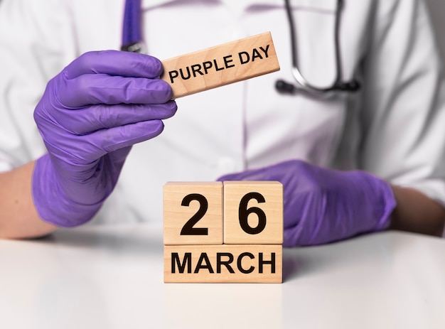 26 de marzo, fecha en calendario de madera. Día mundial de la epilepsia púrpura.