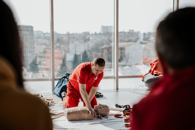 26032022 Kiew Ukraine HLW-Training medizinisches Verfahren Vorführung von Brustkompressionen an HLW-Puppe im Büro eines modernen Unternehmens