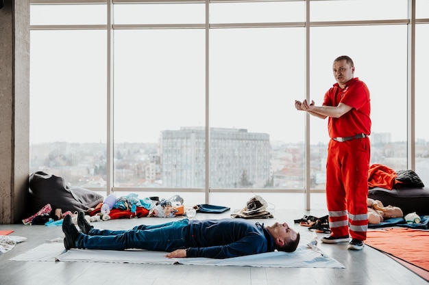 Foto 26032022 kiew, ukraine menschen, die lernen, wie man ein leben rettet, wenn eine person verletzt oder bewusstlos ist, sitzen während des erste-hilfe-trainings drinnen zusammen mit dem ausbilder