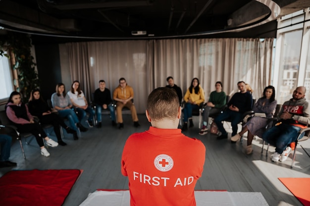 26032022 Kiew, Ukraine Menschen, die lernen, wie man ein Leben rettet, wenn eine Person verletzt oder bewusstlos ist, sitzen während des Erste-Hilfe-Trainings drinnen zusammen mit dem Ausbilder