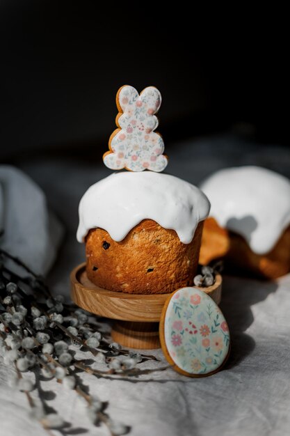 Foto 26032024 vinnitsa ucrânia bolo ortodoxo de páscoa festivamente decorado com biscoitos de pão de gengibre com esmalte e imagens em motivos de páscua fotografados sob a luz solar brilhante