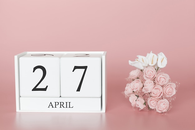 27 de abril. Dia 27 do mês. Cubo de calendário na rosa moderna