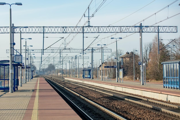 27 de noviembre de 2019 - Malczyce, Polonia: estación de ferrocarril en un pueblo Malczyce, Polonia