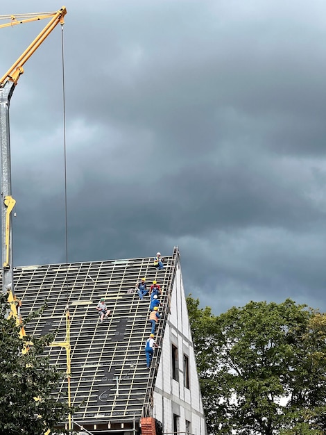 27062022 Gdansk, Polônia Trabalhadores estão montando telhado em uma nova casa durante a construção