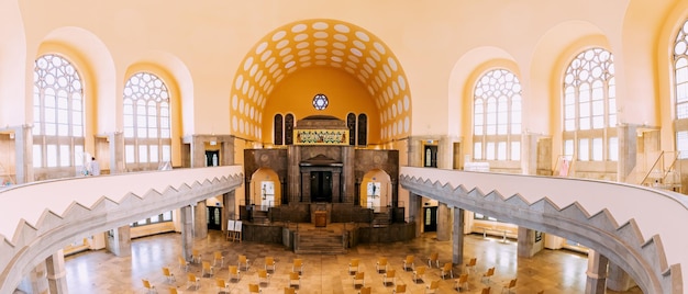 28 de julho de 2022 Essen Alemanha Vista panorâmica do interior brilhante e decorado da sinagoga judaica em Essen