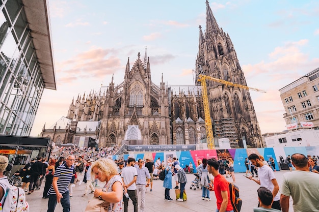 28. Juli 2022 Köln Deutschland Massen von Touristen in der Nähe des Bahnhofs und des beliebten und berühmten Kölner Doms, episches Wahrzeichen