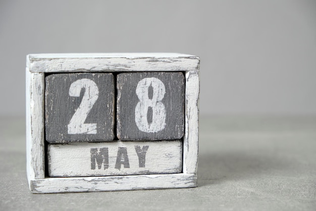 Foto 28. mai kalender aus holzwürfeln grauer hintergrund mit einem leeren platz für ihren text