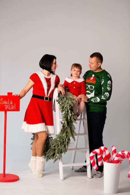 28. November 2022 Vinnytsia Ukraine Eine glückliche ukrainische Familie bereitet sich auf Weihnachten und das neue Jahr vor Schöne Feiertagskleidung Schau deine Tochter an