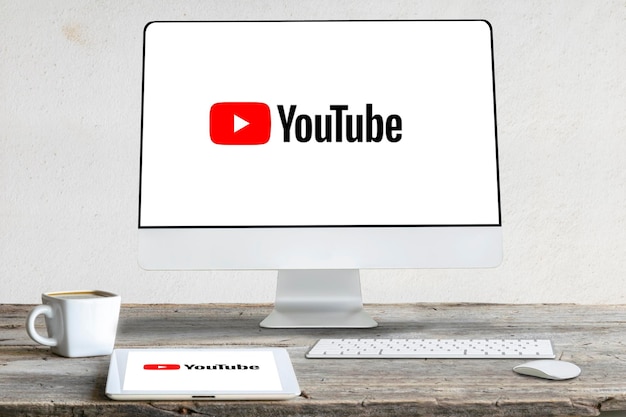 29 de fevereiro de 2020 Bangkok Tailândia Logotipo do YouTube na vista frontal Apple MacBook Conceito de apresentação do YouTube O YouTube é um site de compartilhamento de vídeos que permite que os usuários carreguem e compartilhem vídeos